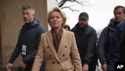 2024 年 2 月 24 日,欧盟委员会主席乌苏拉·冯德莱恩(左二)在乌克兰首都基辅的乌克兰阵亡卫士纪念墙前面。