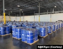 美国截获的装在蓝色桶中的用来制造冰毒的前体化学品。(2025年9月3日)