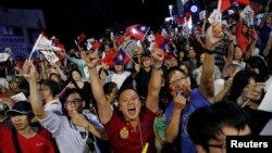 国民党政治新星韩国瑜当选高雄市长,支持者举手欢呼(2018年11月24日)