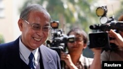 2013年3月8香港前政务司司长许仕仁(左)在香港东区法院(资料照片)