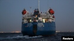 一艘插有俄罗斯国旗的油轮。(资料照)