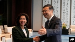 美国商务部长雷蒙多2023年8月30日与上海市委书记陈吉宁会面。（美联社）
