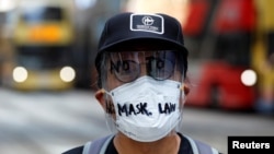 香港一名示威者面带反对港府禁蒙面法的字样的面罩上街示威。(2019年10月4日)