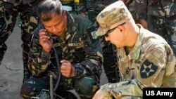 美国陆军军人与菲律宾军人交流(美国陆军2019年3月7日照片)
