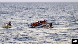 Bức ảnh do Hải quân Ý cung cấp cho thấy những đoàn cứu hộ đang tiến đến những di dân trên một chiếc thuyền cao su cách Tripoli, thủ đô Libya, khoảng 65km.