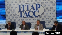 俄共领袖久加诺夫一直是俄罗斯主要政治人物。前总统叶利钦也曾对俄共势力让步。久加诺夫(左二)和其他共产党领导人几个月前在塔斯社举行新闻会。 (美国之音白桦拍摄)