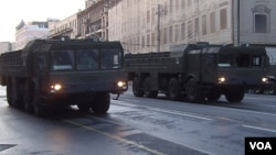胜利日红场阅兵彩排时,莫斯科市中心行进的“伊斯康德尔-M”型战术导弹。(美国之音白桦 拍摄)