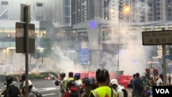 2019年8月25日傍晚6:15左右,香港警方在杨屋道街市附近密集施放催泪弹清场。 (美国之音 汤惠芸拍摄)