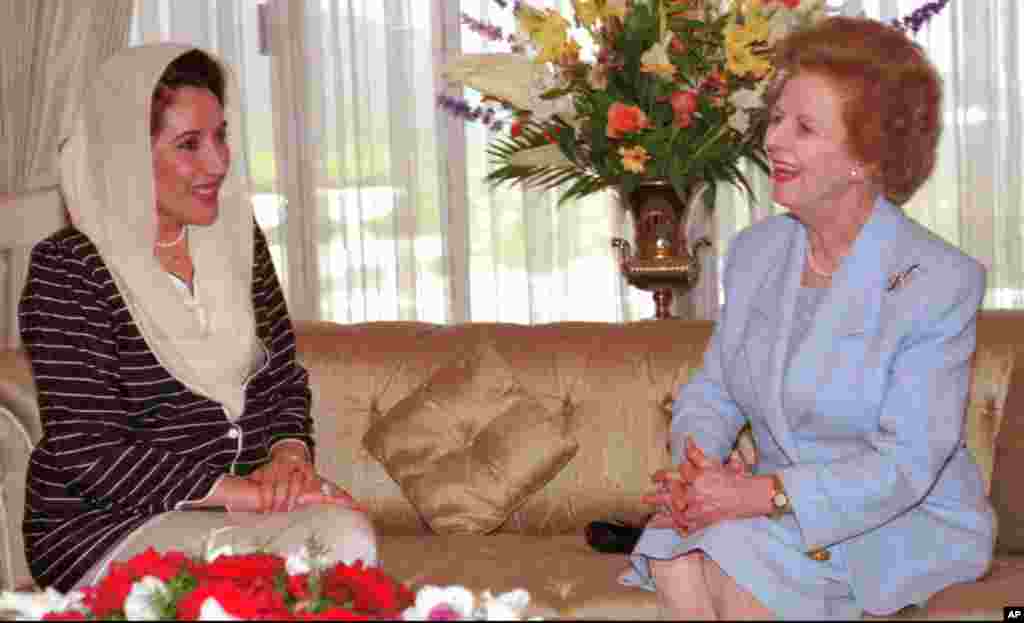 Thủ tướng Benazir Bhutto của Pakistan tiếp Thủ tướng Thatcher tại Islamabad, Pakistan,  24/3/1996.
