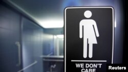 在北卡德罕21C博物馆马桶隔间看到的抗议限制跨性别者入厕的法律的标记。(资料照)