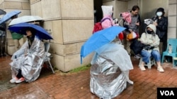 多名民主党支持者连日冒雨及寒冷天气下,在西九龙裁判法院外露宿,轮候法庭旁听席,希望向11月20日亲自出庭作供的壹传媒创始人黎智英表达支持。 (美国之音照片)