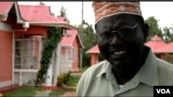 奥巴马总统同父异母兄弟、出生于肯尼亚的马立克.奥巴马(Malik Obama)。