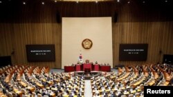 စစ်အုပ်ချုပ်ရေးကြေညာခဲ့တဲ့ သမ္မတ Yoon Suk Yeol ကို တရားစွဲဖို့ လွှတ်တော်မှာ မဲခွဲဆုံးဖြတ် (Woohae Cho/Pool via REUTERS)