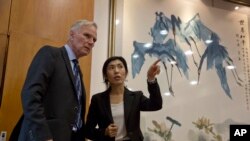 联合国赤贫和人权问题特别报告员菲利普·奥尔斯顿(左)在北京准备举行记者会。(2016年8月23日)