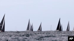 2017年12月26日,参加悉尼至霍巴特帆船赛事的一些小型帆船进入开阔水域。