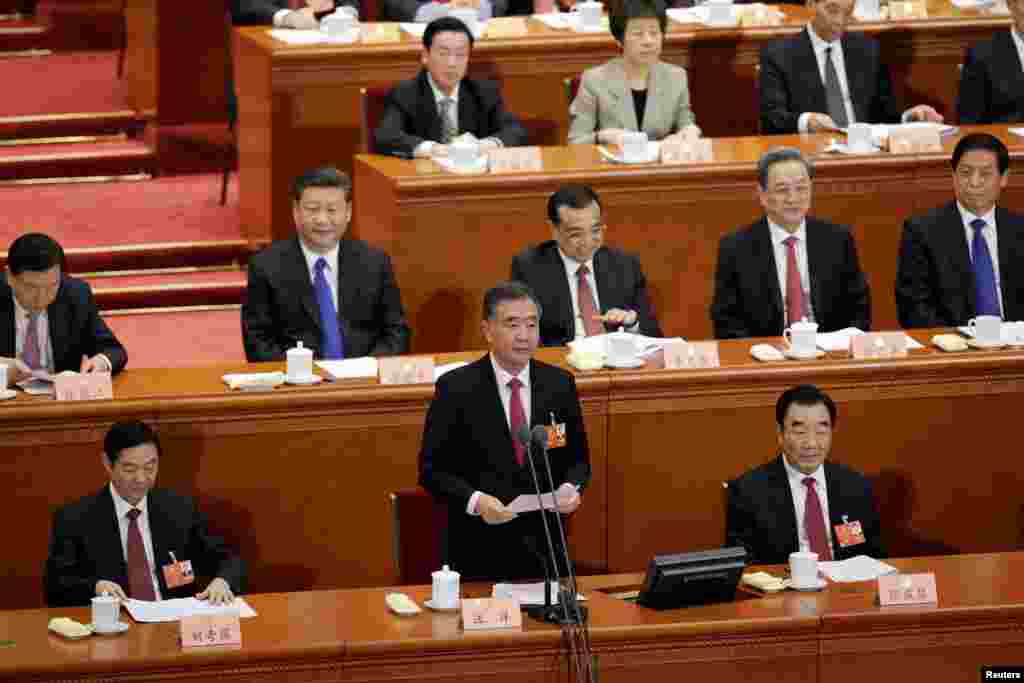 中国国务院副总理汪洋在2018年3月3日于中国人民大会堂举行的中国人民政治协商会议开幕式上致辞。当时本图集指出,汪洋将是下届政协主席,他两侧的人——张庆黎将担任排名第一的副主席,刘奇葆将是排名第二的副主席。3月14日,汪洋和张庆黎分别全票当选政协主席和排名第一的副主席,刘奇葆是排名第二的副主席、夏宝龙等多人也成为副主席。