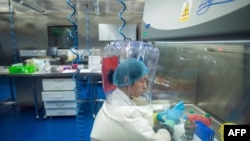 中国湖北省武汉市P4实验室内的一名员工(2017年2月23日资料照片)