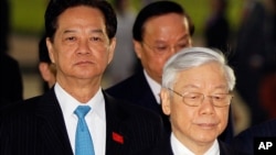 Thủ tướng Việt Nam Nguyễn Tấn Dũng và Tổng bí thư Nguyễn Phú Trọng tới đặt vòng hoa tại lăng ông Hồ Chí Minh ở Hà Nội sáng 20/1, trước khi diễn ra phiên họp trù bị Đại hội 12.