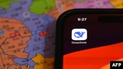 北京一部以中国地图为背景的手机上的DeepSeek应用程序标识(2025年1月28日)