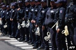 Petugas polisi berdiri di depan pintu masuk Columbia University yang diduduki oleh pengunjuk rasa pro-Palestina di New York pada 22 April 2024. (Foto: AFP)
