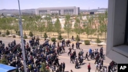 周五早上,正兰旗的数百名牧民走上街头,要求政府尊重他们的权利和尊严