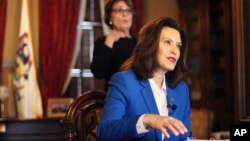 资料照片:密西根州州长办公室提供的照片显示惠特曼州长宣布居家令,要求本州居民呆在家中,防止新冠病毒扩散。(2020年3月23日)