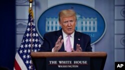 美国总统特朗普在白宫举行的疫情简报会上发表讲话。(2020年4月10日)