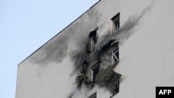 3月11日,俄罗斯莫斯科州南部萨普罗诺沃一处住宅区内的公寓楼在无人机袭击后受损。