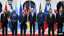 资料照片:2023年9月25日,马绍尔群岛、巴布亚新几内亚、库克群岛、基里巴斯、图瓦卢、纽埃等太平洋岛国领导人在华盛顿白宫参加太平洋岛国论坛峰会后与美国总统拜登(中)合影。(法新社照片)