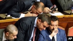 意大利参议院副议长森蒂纳约(Gian Marco Centinaio)(前排站立者)(美联社资料图)