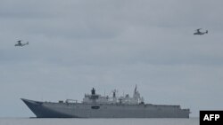 (FILES)2023年8月25日,在菲律宾三描礼士省圣安东尼奥镇海军基地举行的澳大利亚和菲律宾军队联合演习中,美国海军陆战队 V-22 鱼鹰飞机悬停在澳大利亚“堪培拉”号上空。