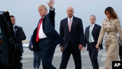 美国新任驻欧盟大使桑德兰(中)与美国总统特朗普以及第一夫人梅拉尼亚在布鲁塞尔的梅尔斯布鲁克空军基地(2018年7月10日资料照片)