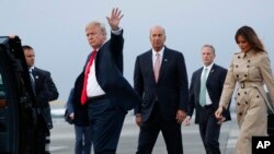 美国新任驻欧盟大使桑德兰(中)与美国总统特朗普以及第一夫人梅拉尼亚在布鲁塞尔的梅尔斯布鲁克空军基地(2018年7月10日)