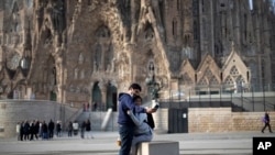 西班牙巴塞罗那的圣加堂3月13日开始关闭,防范新冠病毒的传播。