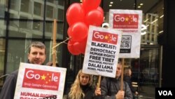 抗议者高举各式标语,呼吁谷歌放弃“蜻蜓计划”(美国之音江静玲拍摄)