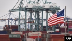 资料照:中国集装箱堆放在美国加州洛杉矶港。(2019年5月14日)