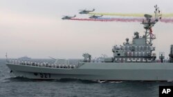 Tàu chiến và trực thăng Trung Quốc diễn tập trên biển cho lễ kỷ niệm 60 năm ngày thành lập lực lượng hải quân năm 2009.