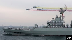 中国海军直升机和战舰参加青岛港举行的庆祝中国人民解放军海军建军60周年仪式 (资料照片)