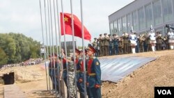 一名中国士兵在俄罗斯去年的军事比赛中升起国旗。(美国之音白桦拍摄)