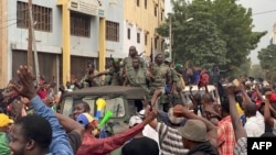 马里军人抵达巴马科独立广场,支持民众报以欢呼。(2020年8月18日)