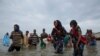 Sejumlah migran asal Ethiopia turun dari kapal dan berjalan menuju pesisir pantai di sebuah wilayah di Yaman, pada 26 Juli 2019. (Foto: AP/Nariman El-Mofty)
