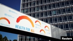 位于日内瓦的世界卫生组织总部大楼前在世界卫生大会期间树立的广告牌。(2020年5月18日)