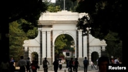 资料照片:2016年7月27日,北京清华大学大门附近的行人。(路透社照片)