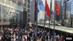 数以百计的抗议者在中环交易广场外聚集,呼吁大众在星期日在区议会选举中投票,表达对政府施政的不满。