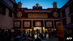 拉萨大昭寺外面的朝圣者(法新社2016年9月10日)