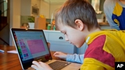 Một học sinh lớp 1 ở bang Oregon học trên mạng.