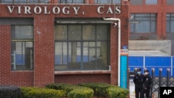 资料照:武汉病毒所外的安全人员 (2021年2月3日)
