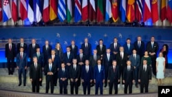 美国总统乔·拜登(前排中)在安德鲁·W·梅隆礼堂发表北约成立75周年讲话前,北约领导人合影留念。(2024年7月9日)