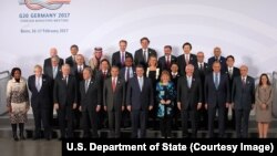 在伯恩开会的二十国集团外长合影,其中有美国国务卿雷克斯·蒂勒森和中国外长王毅(2017年2月16日)