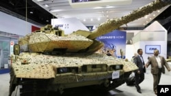 资料照片:阿联酋国际防务展览会上售出的德国豹式坦克。(2017年2月22日)